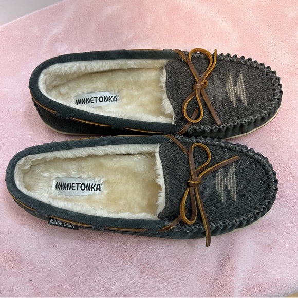 Minnetonka Sherpa Lined Moccasin Suede Leather Slippers With Rubber Soles Sz 11 - Picture 1 of 8